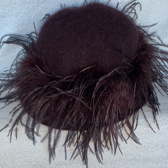 Cheveux Angola blend hat with feather trim. - Picture 7 of 7